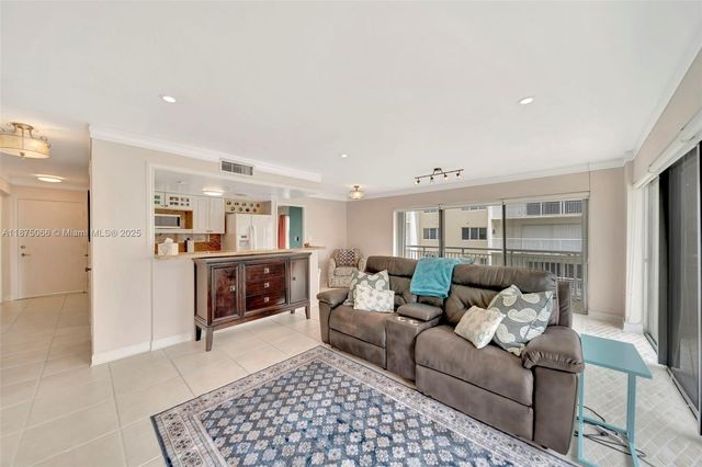 126 Golden Isles Dr 43A, Hallandale Beach, FL 33009