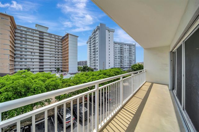 126 Golden Isles Dr 43A, Hallandale Beach, FL 33009