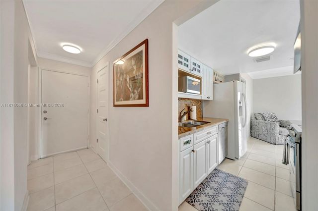 126 Golden Isles Dr 43A, Hallandale Beach, FL 33009