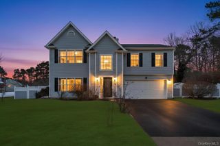 1 Vinyard Way, Coram, NY 11727