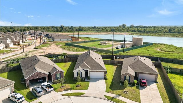 2003 Domeniko Drive, Fresno, TX 77545