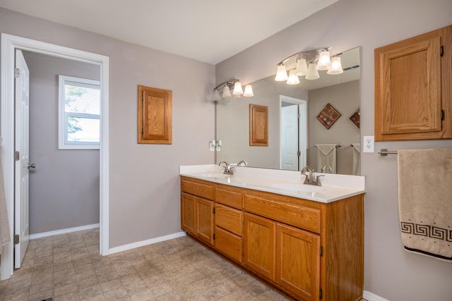 2928 Flint Ridge Avenue, Medford, OR 97504