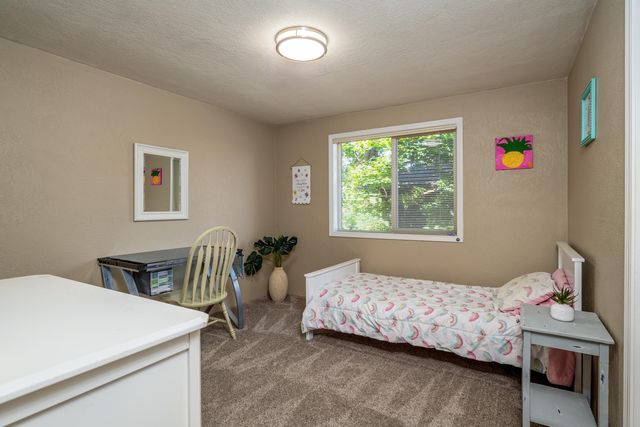 2928 Flint Ridge Avenue, Medford, OR 97504
