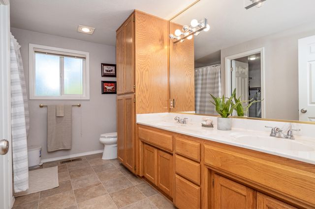 2928 Flint Ridge Avenue, Medford, OR 97504