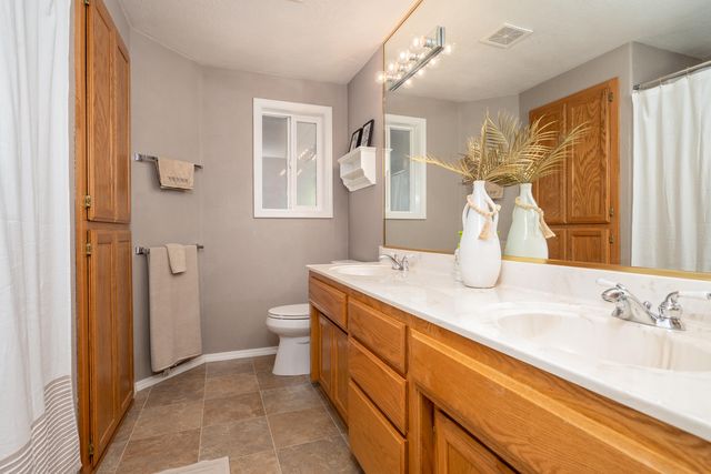 2928 Flint Ridge Avenue, Medford, OR 97504