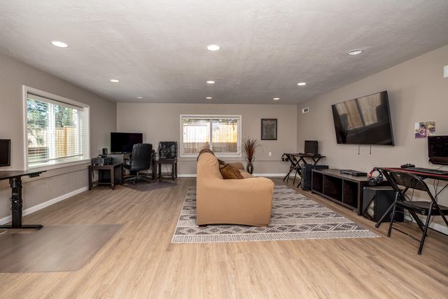 2928 Flint Ridge Avenue, Medford, OR 97504