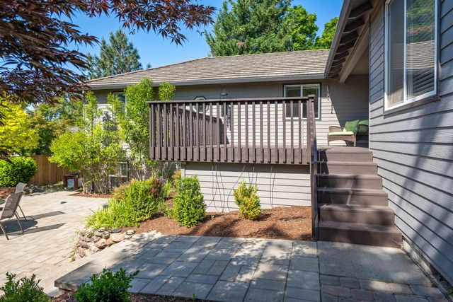 2928 Flint Ridge Avenue, Medford, OR 97504