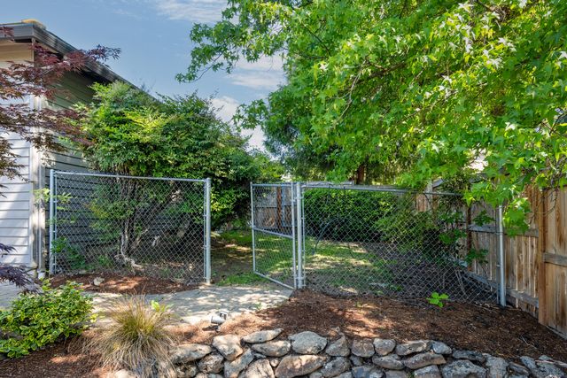 2928 Flint Ridge Avenue, Medford, OR 97504