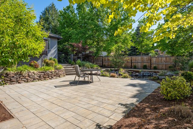 2928 Flint Ridge Avenue, Medford, OR 97504