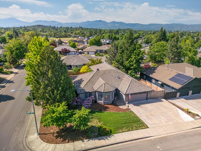 2928 Flint Ridge Avenue, Medford, OR 97504
