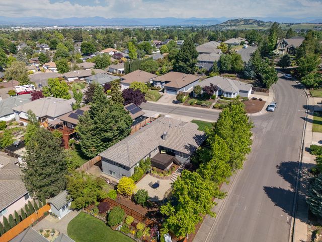 2928 Flint Ridge Avenue, Medford, OR 97504