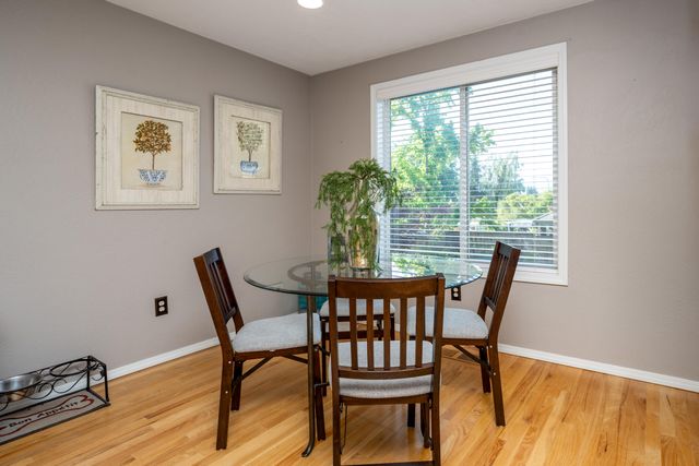 2928 Flint Ridge Avenue, Medford, OR 97504