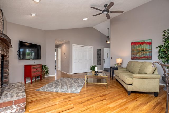 2928 Flint Ridge Avenue, Medford, OR 97504