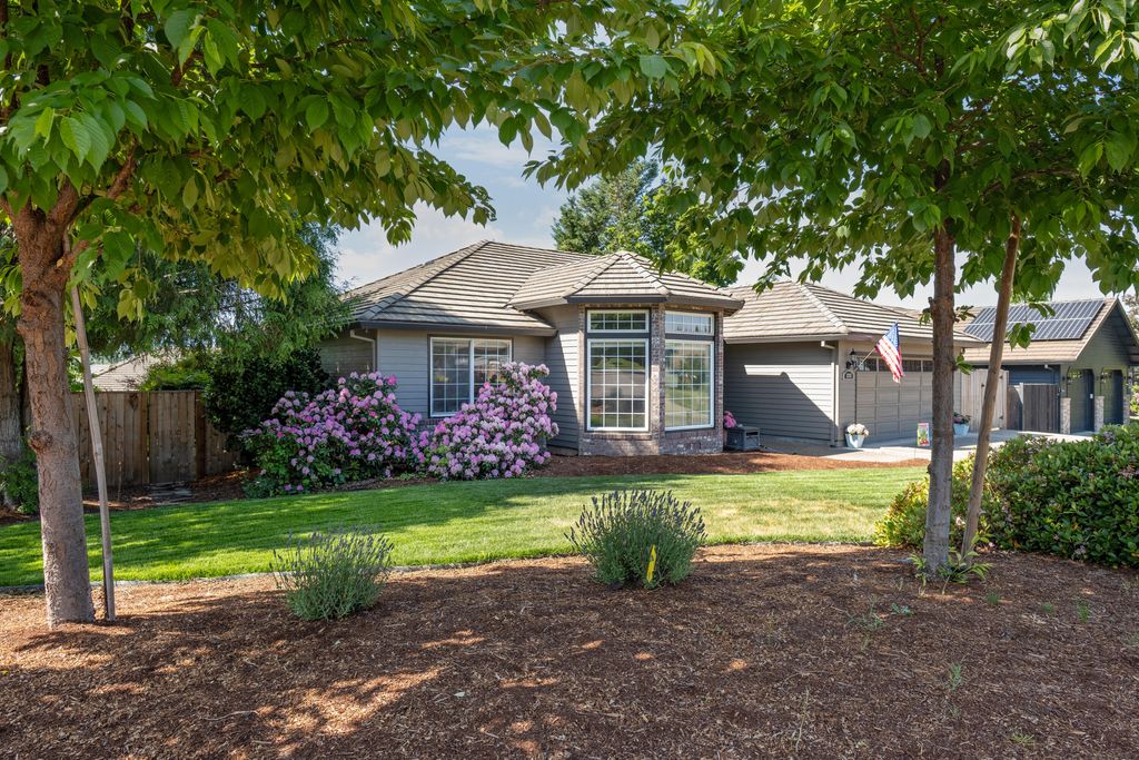 2928 Flint Ridge Avenue, Medford, OR 97504
