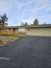 1642 NE Hilltop Lane, Madras, OR 97741
