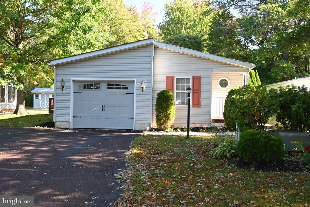 7 WILLIAMS WAY, SELLERSVILLE, PA 18960 — exterior
