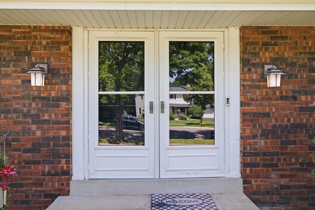 2319 Napa TRAIL, Waukesha, WI 53188