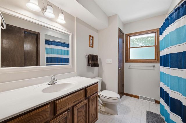 2319 Napa TRAIL, Waukesha, WI 53188