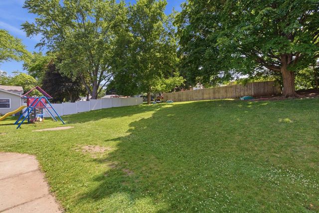 2319 Napa TRAIL, Waukesha, WI 53188