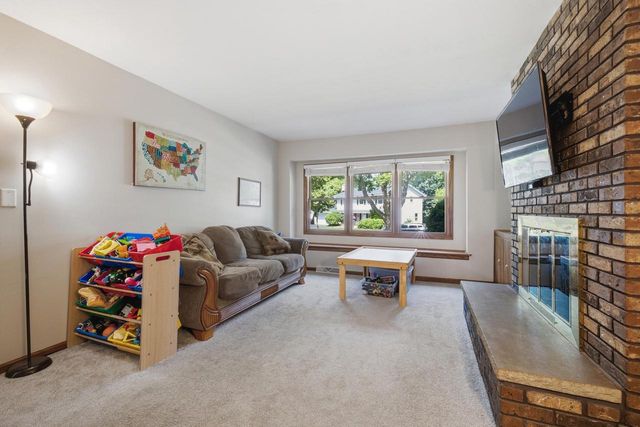 2319 Napa TRAIL, Waukesha, WI 53188
