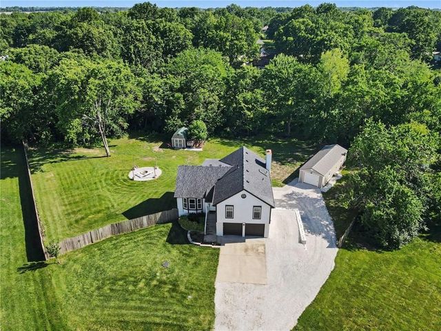 20061 Travis Lane, Stilwell, KS 66085