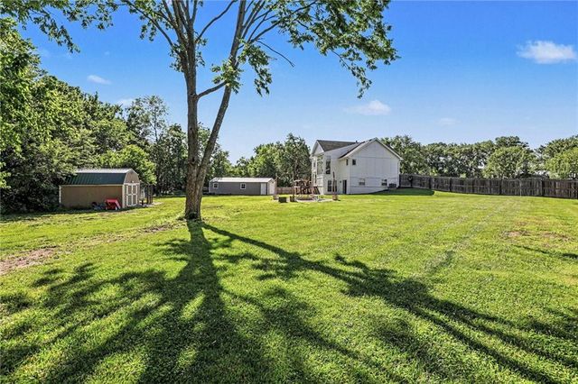 20061 Travis Lane, Stilwell, KS 66085