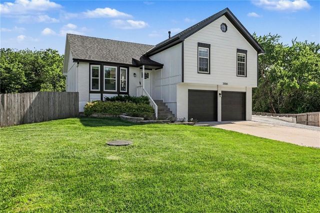20061 Travis Lane, Stilwell, KS 66085