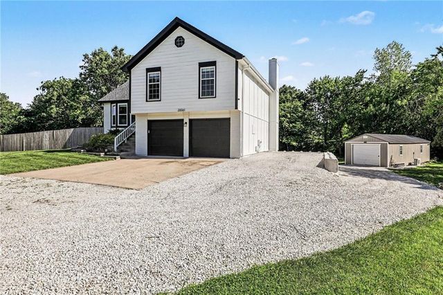 20061 Travis Lane, Stilwell, KS 66085
