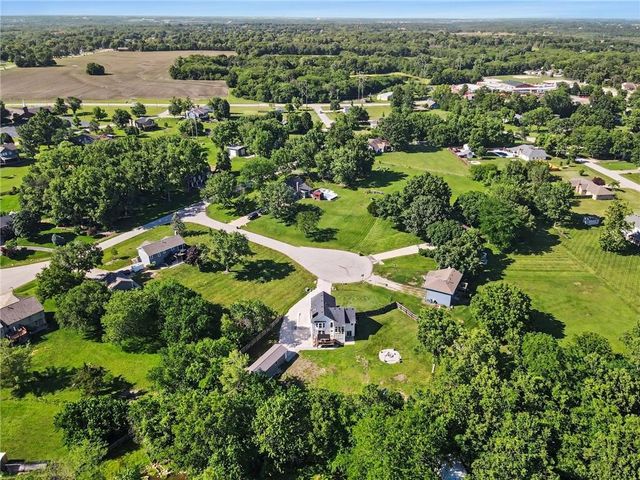 20061 Travis Lane, Stilwell, KS 66085