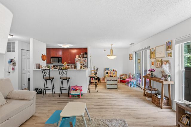 6167 Chasewood Parkway 202, Minnetonka, MN 55343