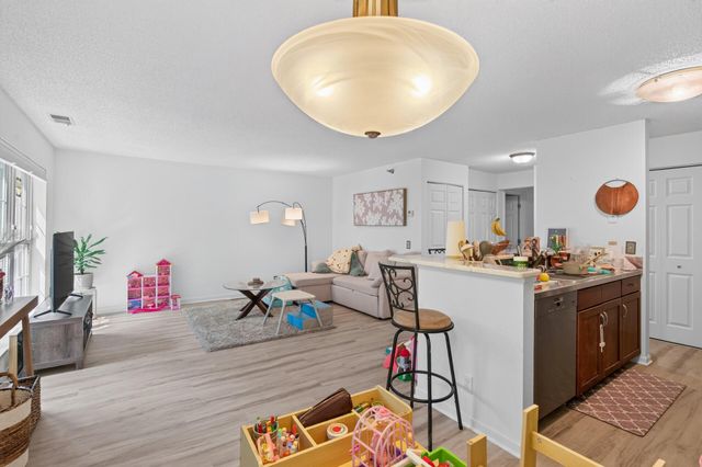 6167 Chasewood Parkway 202, Minnetonka, MN 55343