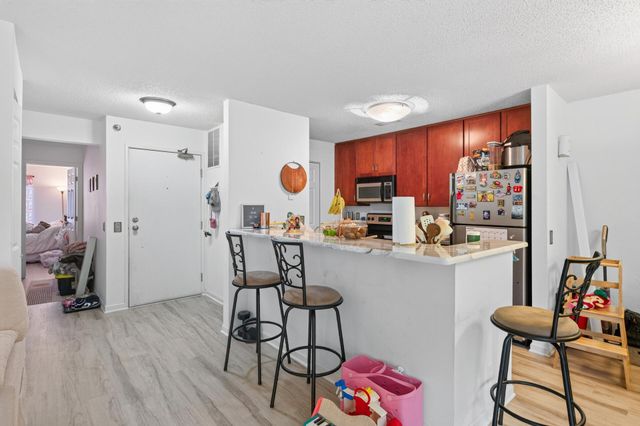 6167 Chasewood Parkway 202, Minnetonka, MN 55343