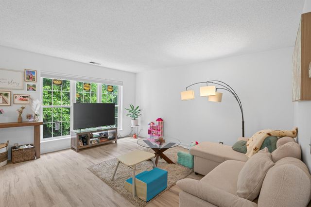 6167 Chasewood Parkway 202, Minnetonka, MN 55343