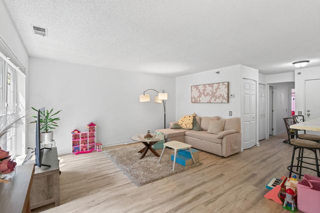 6167 Chasewood Parkway 202, Minnetonka, MN 55343