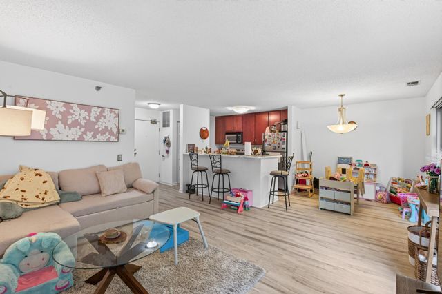 6167 Chasewood Parkway 202, Minnetonka, MN 55343