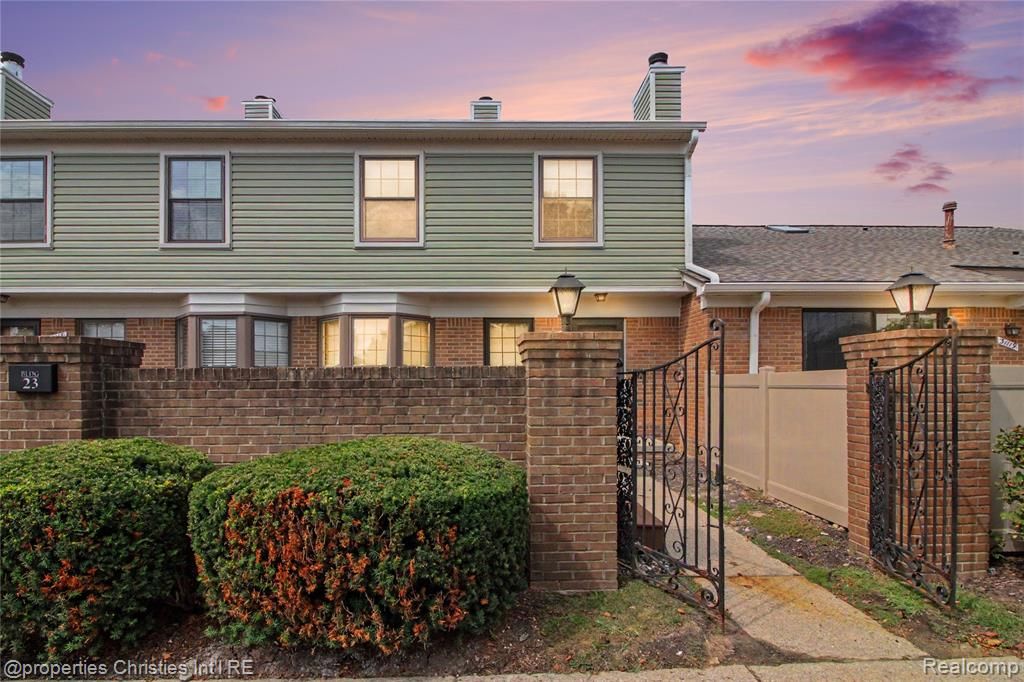 31117 Country Bluff, Farmington Hills, MI 48331