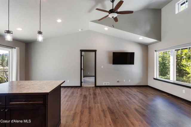 1279 Gypsy Bay RD, Sagle, ID 83860