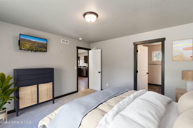 1279 Gypsy Bay RD, Sagle, ID 83860