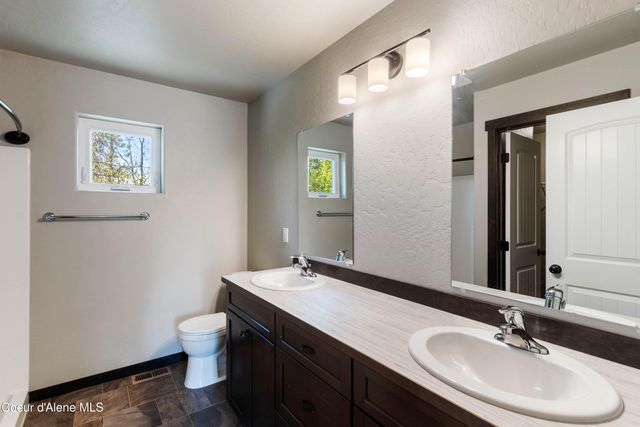 1279 Gypsy Bay RD, Sagle, ID 83860