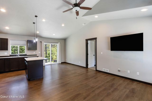 1279 Gypsy Bay RD, Sagle, ID 83860