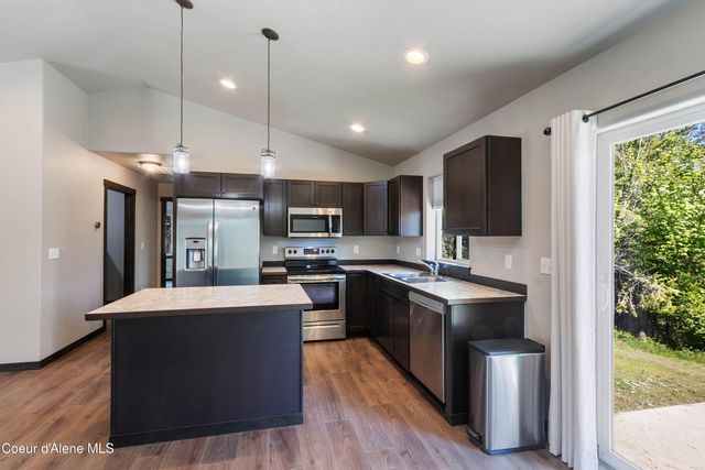 1279 Gypsy Bay RD, Sagle, ID 83860