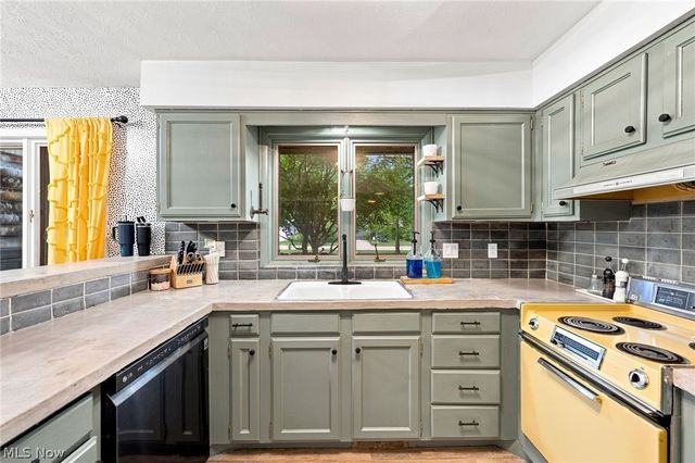 20019 Hawthorne Lane, Strongsville, OH 44149