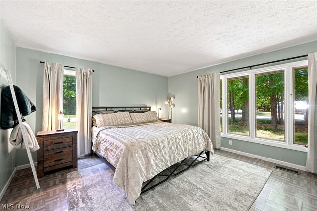 20019 Hawthorne Lane, Strongsville, OH 44149