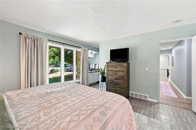 20019 Hawthorne Lane, Strongsville, OH 44149