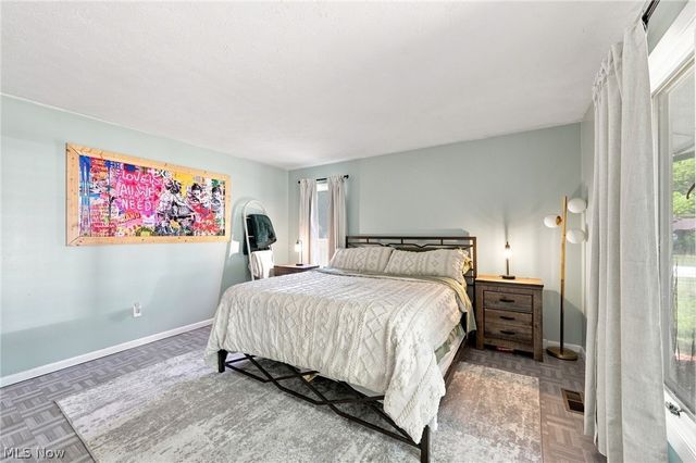 20019 Hawthorne Lane, Strongsville, OH 44149