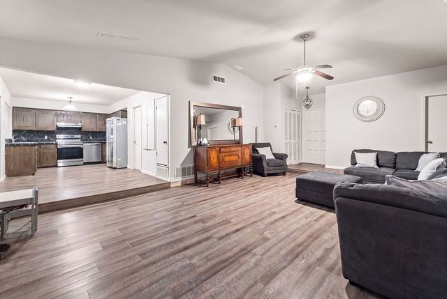 202 Fleetwood Court, Arlington, TX 76014