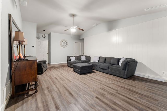 202 Fleetwood Court, Arlington, TX 76014