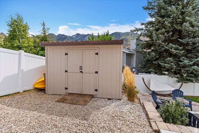 11689 S OAK MANOR DR, Sandy, UT 84092