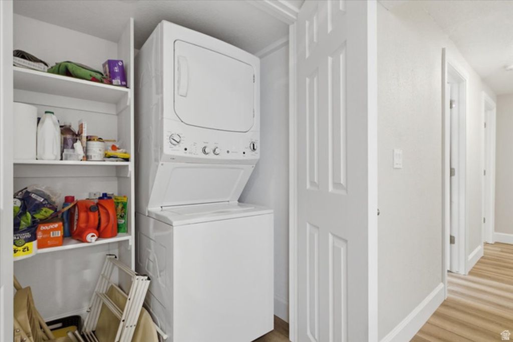 Image 14 of property listing at 11689 S OAK MANOR DR, Sandy, UT 84092