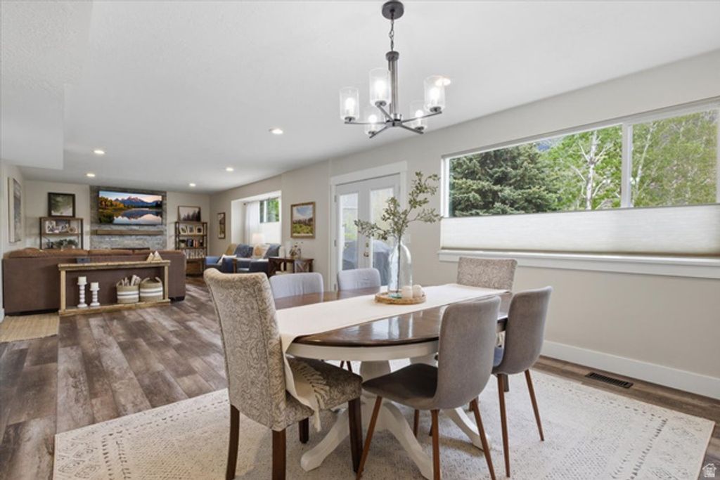 Image 3 of property listing at 11689 S OAK MANOR DR, Sandy, UT 84092